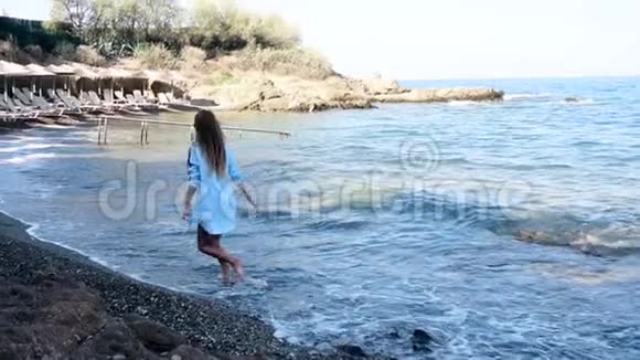 落基海海滩上时髦的女士视频的预览图