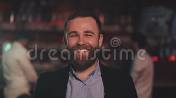 在酒吧或啤酒酒吧里微笑迷人的男人看镜头的肖像青春友谊和休息的概念视频的预览图