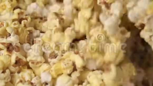 新鲜热爆米花混合爆米花机爆米花背景视频的预览图