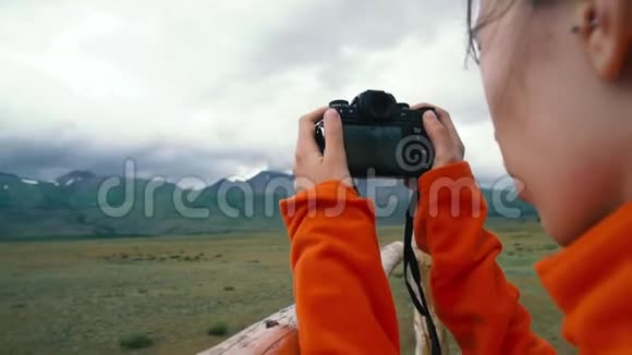 女士拍照智能手机分享照片景观自然背景享受度假旅行视频的预览图