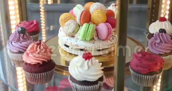 糖果店橱窗里的纸杯蛋糕和玛卡龙视频的预览图