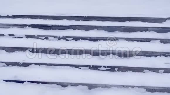 冬天在建筑物入口处的雪中台阶楼梯很滑视频的预览图