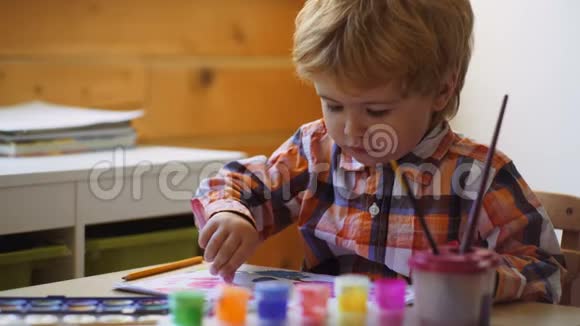 儿童创造力教育理念儿童学习艺术学龄前儿童在日托中心用五颜六色的视频的预览图