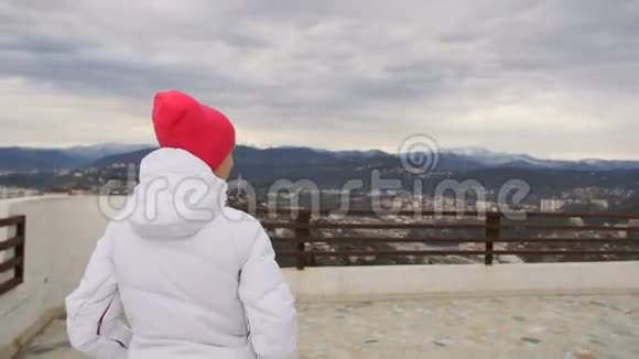 在假日游轮旅行期间徒步旅行的妇女年轻女孩站在瞭望台看视点视频的预览图