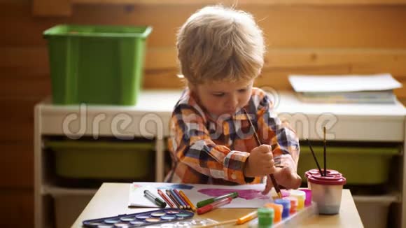 创意孩子幼儿在家画画幼儿在幼儿园玩耍儿童创意教育理念儿童学习视频的预览图