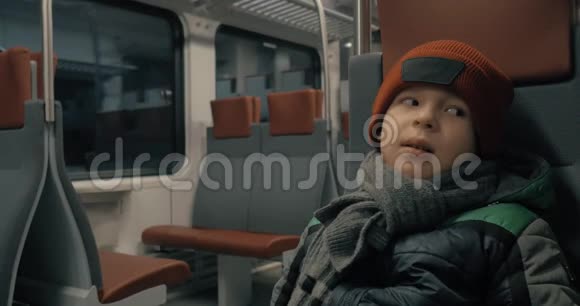 夜间乘坐通勤火车的男孩视频的预览图