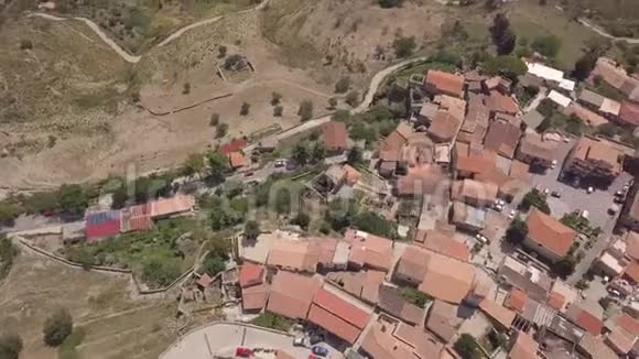 卡拉布里亚山上意大利村庄惊人的自上而下旋转的4k空中视频的预览图