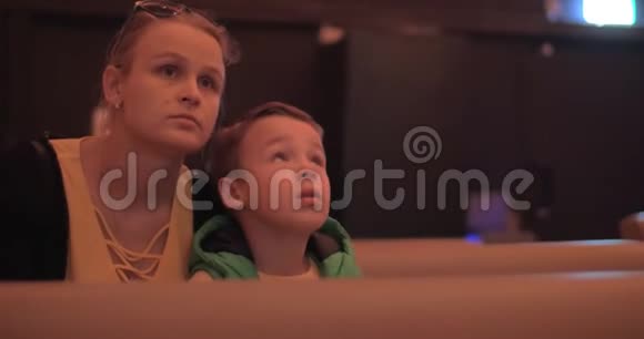 妈妈和孩子在电影院消磨闲暇时间视频的预览图