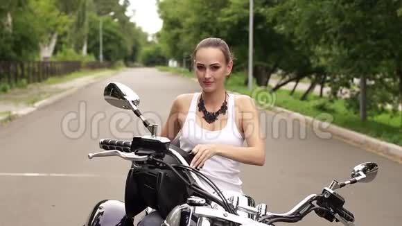 比基尼女孩戴着头盔坐在摩托车上视频的预览图
