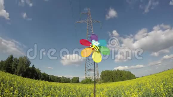 风车玩具替代能源符号和电力塔在现场时间流逝视频的预览图