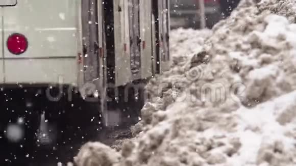 冬天在汽车站的人视频的预览图