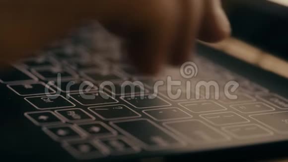 男子打字在未来的笔记本平板键盘上视频的预览图