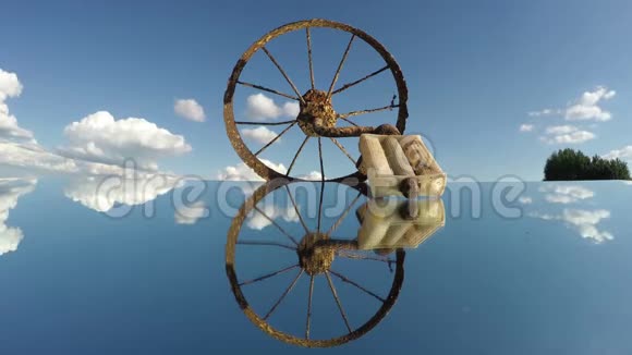 旧的生锈的自行车玩具轮在镜子和云时间流逝视频的预览图