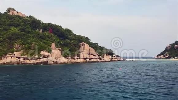 海滨在大自然的一天有岛屿和蓝色波浪海的背景视频的预览图