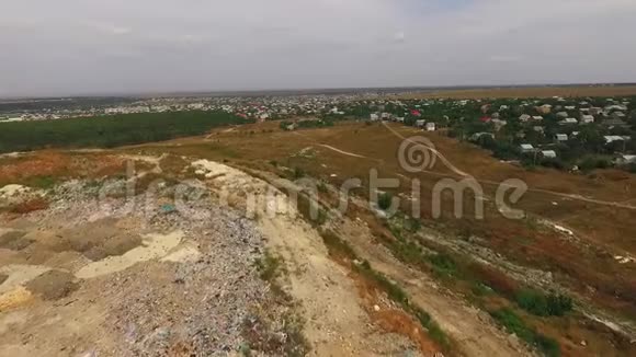 城市垃圾填埋场附近的村庄鸟瞰图视频的预览图