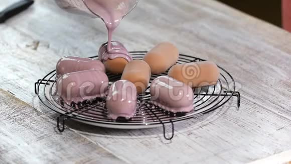 在厨房用镜面釉装饰蛋糕的特写糖果店视频的预览图