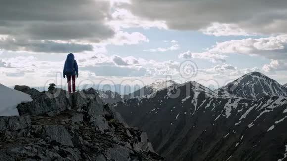 成功的年轻女子背包在山顶张开双臂视频的预览图