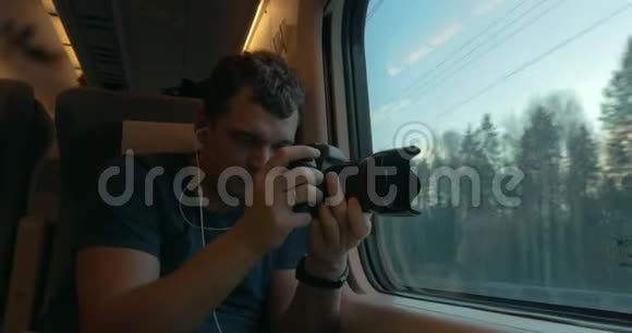 在火车上听音乐和制作录像的人视频的预览图
