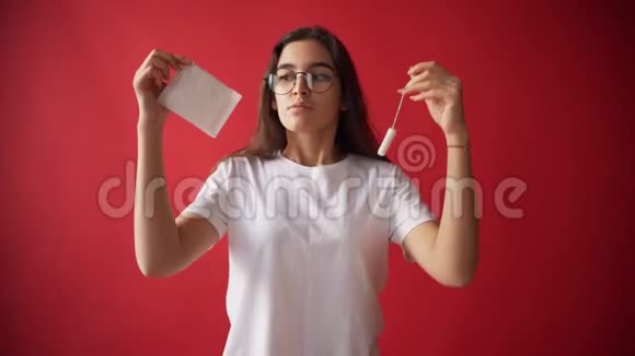 月经的概念女孩的排卵红色背景的女孩拿着卫生棉垫圈视频的预览图