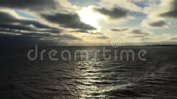 冬日阳光透过波罗的海上空的乌云海上漂浮运动视频的预览图