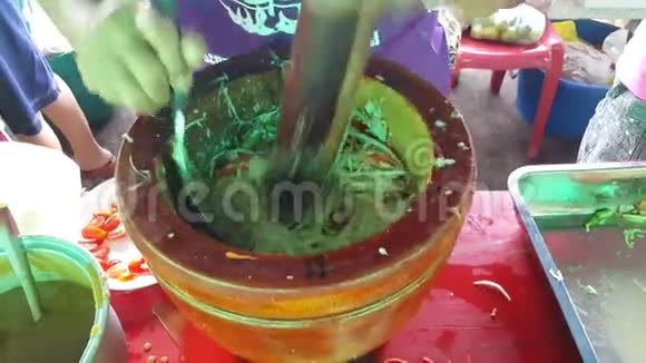 著名的木瓜火锅或泰国辣辣沙拉视频的预览图