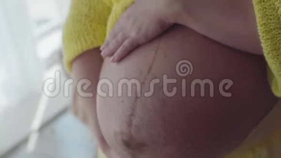 孕妇站在家时抱着肚子慢动作视频的预览图