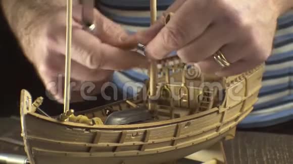 人类收集了一个模型的船舶视频视频的预览图