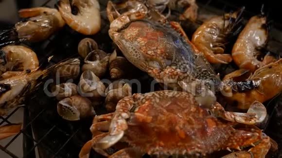 火炉格栅上的烤虾用辣酱烹制烧烤海鲜视频的预览图
