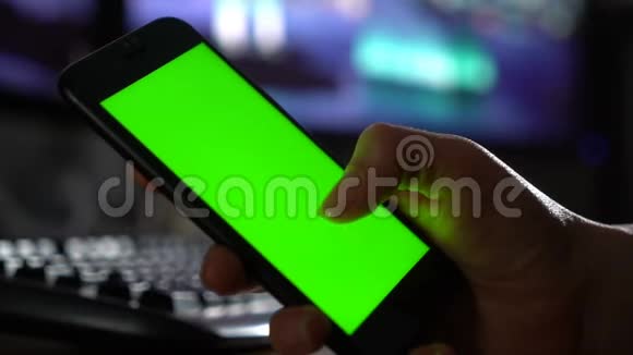 用绿色屏幕的智能手机特写女性手视频的预览图
