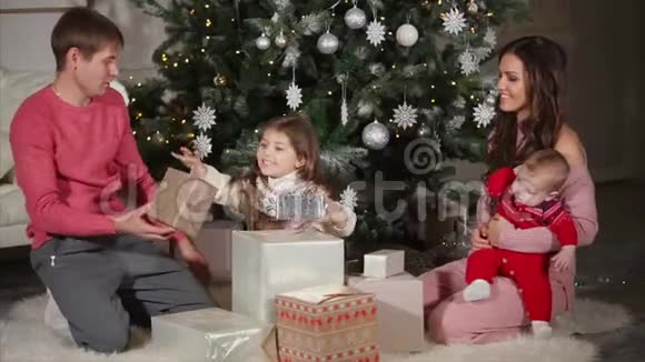 家人带圣诞礼物视频的预览图