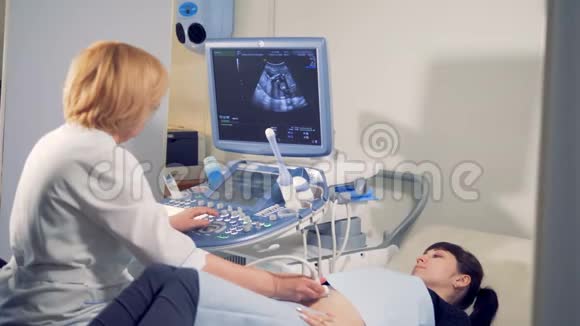 医生对孕妇进行了超声波检查视频的预览图