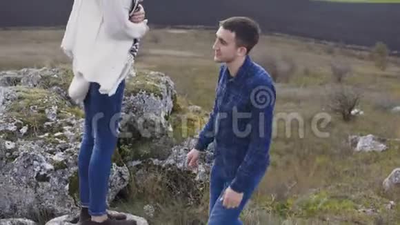 可爱的男人把他漂亮的姑娘交给大自然4公里视频的预览图
