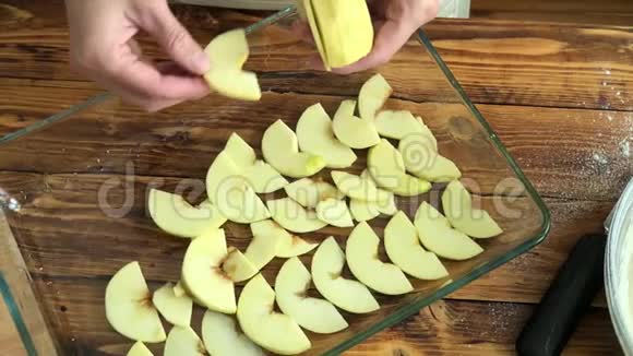 女人把切成片的苹果摆成准备苹果派的形状俯视图视频的预览图