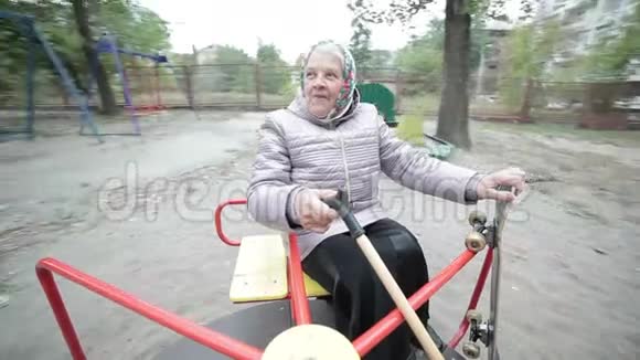 这位老妇人很快地在秋千上旋转视频的预览图