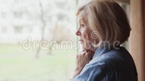 伤心的老妇人转过头看着镜头视频的预览图
