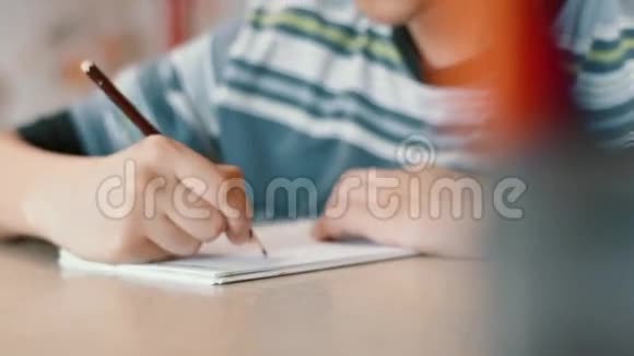 少年画在纸上视频的预览图