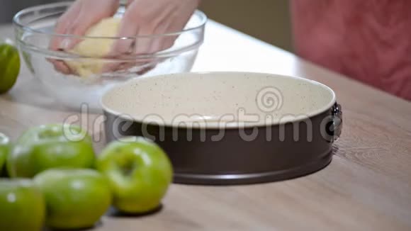 一个女人在厨房里做美味的新鲜苹果派视频的预览图