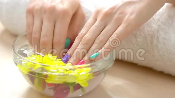 年轻女子手指在香气浴视频的预览图