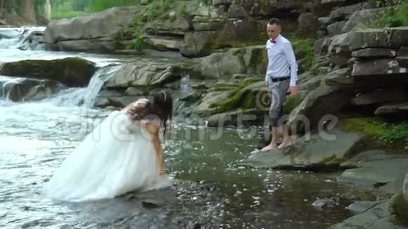 慢动作恋爱中的幸福夫妇在河边散步时很开心100fps视频的预览图