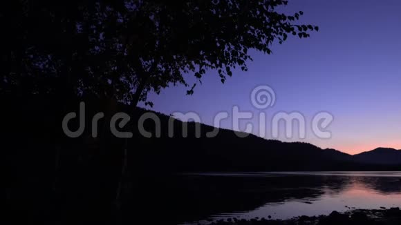 阿尔泰黄色帐篷在山湖畔花费晚安在帐篷里光线燃烧一个有两个视频视频的预览图