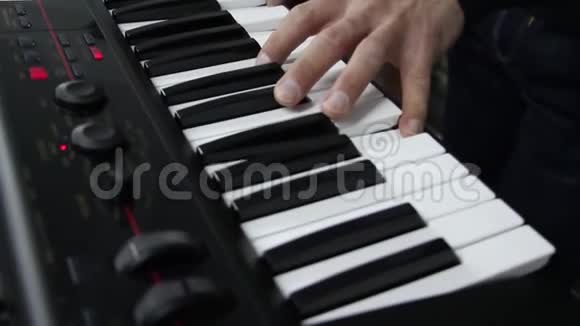 音乐家弹电钢琴按下键视频的预览图
