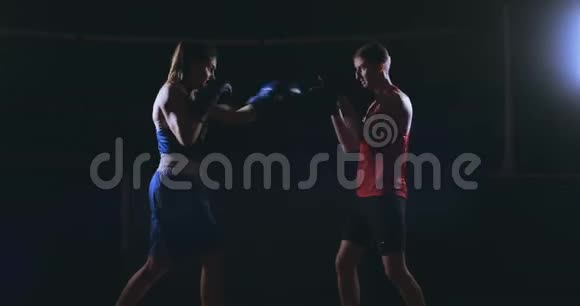 拳击手女运动员拳击教练训练女健身朋友拳击焦点拳击手套享受激烈的比赛视频的预览图