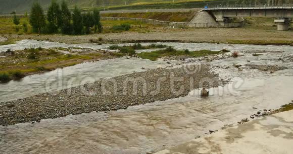 4K河漫滩石盖滩西藏中国视频的预览图