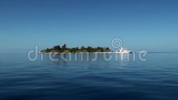 游艇在马尔代夫群岛附近的背景水面在海洋视频的预览图