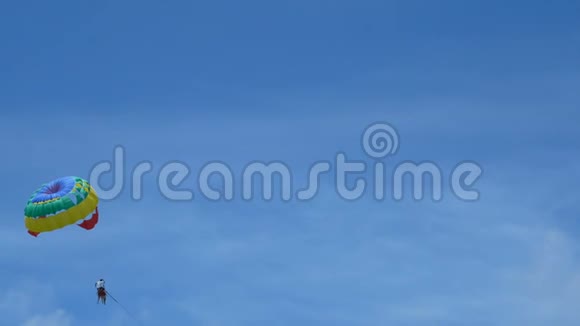 4K兴奋的游客挂在空中飞高户外极限运动夏季活动彩色降落伞视频的预览图
