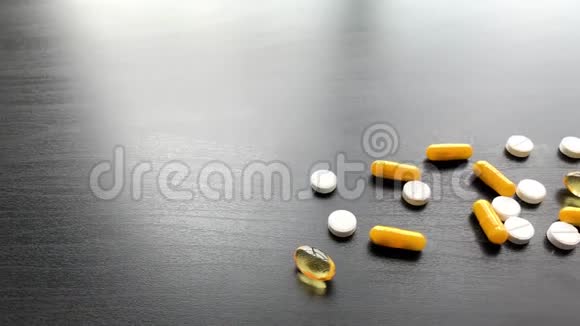 医疗药丸黑色桌子上的彩色药丸和胶囊药房主题胶囊丸与药物抗生素在视频的预览图