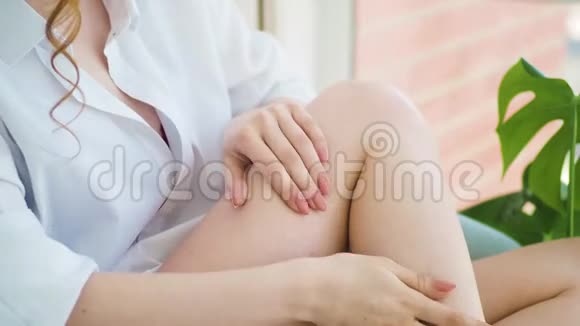 女人在卧室里把奶油放在腿上视频的预览图