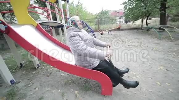 老妇人坐过山车视频的预览图