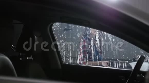 人用高压水洗车视频的预览图