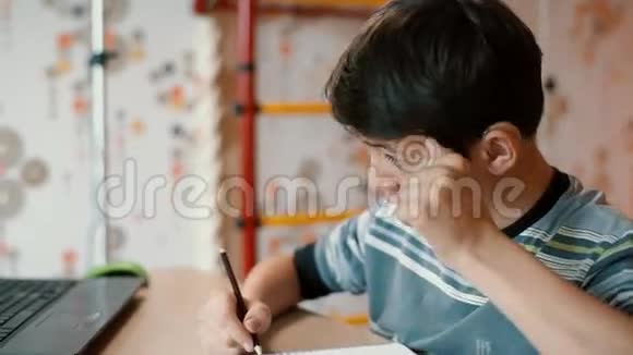 少年画在纸上视频的预览图